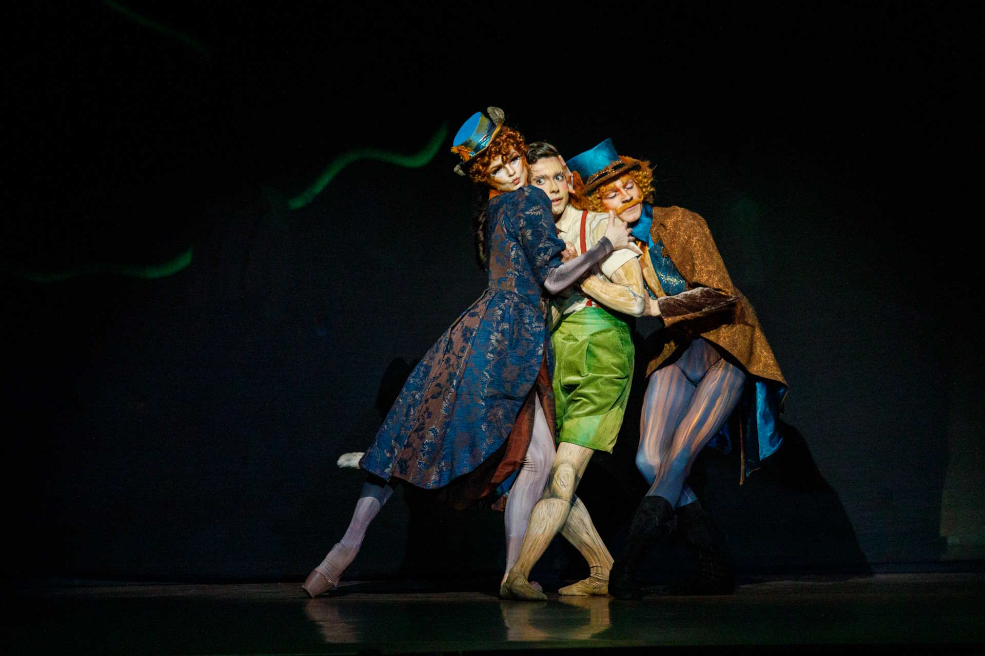 Yana Shtanhei jako Kot, Diogo de Oliveira jako Pinokio i Kasper Górczak jako Lis w „Pinokiu”, fot. Ewa Krasucka