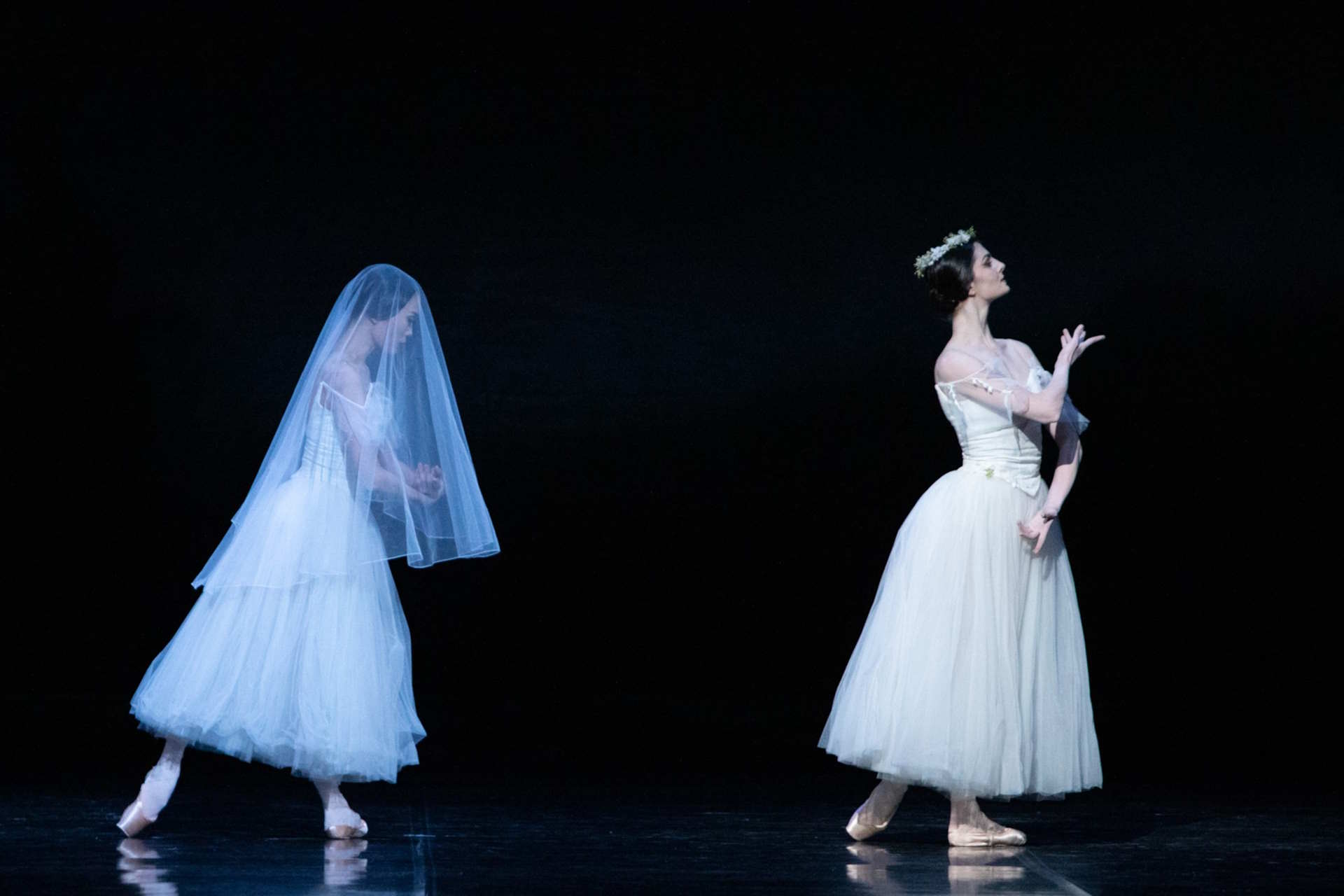 Yana Shtanhei jako Mirta i Yuka Ebihara jako Giselle w „Giselle”, fot. Ewa Krasucka